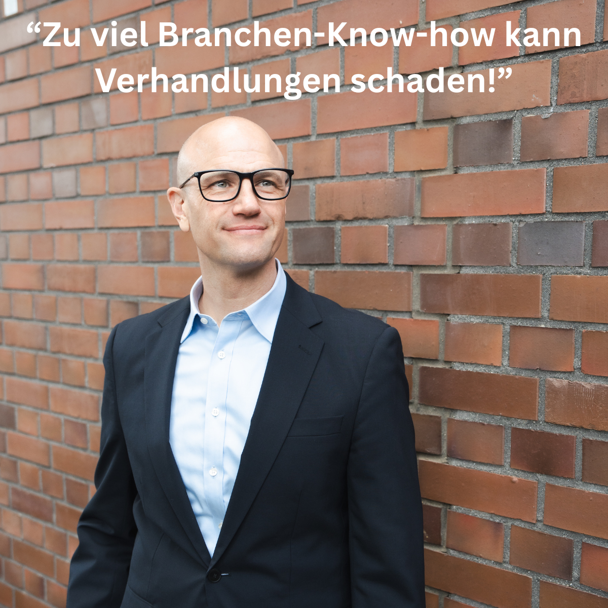André Braukmann vor Backsteinwand mit Zitat: Zu viel Branchen-Know-how kann Verhandlungen schaden